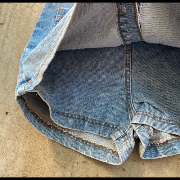 ✨90’s BONGO denim skort ✨ MINT CONDITION a true 90s relic! Insane quality. - Picture 3 of 4